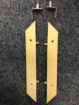 Ikea Bertby. Prosklenná nástěnná skříňka, vitrína, knihovna - 9