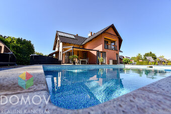 Luxusní rodinný dům s bazénem a pozemkem 2 584 m2 - Nučic - 9