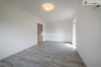 Luxusní novostavba prostorného rodinného domu s garáží, tera - 9