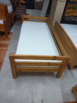 Prodám hezkou postel z masivu 90 x 200 cm - 9