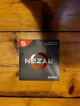 PC s monitorem, sluchátky, klávesnicí a myší - 9