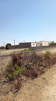 Krásný obezděný pozemek cca 600 m² jen 600 m od pláže na jih - 9