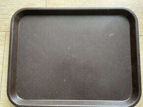 Talířky, tácy, příbory, stolky - 9