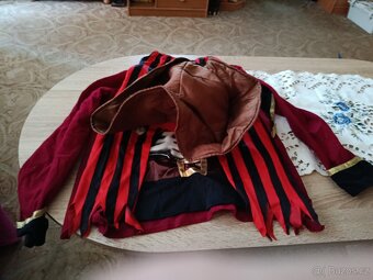 Doplňky na karneval a kostým piráta,plyšový Patrik a batůžek - 9