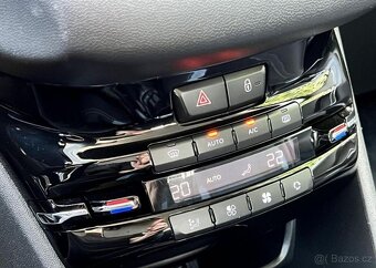 Peugeot 208 1.2i KLIMA PANORAMA TEMPOMAT manuál 60 kw - 9