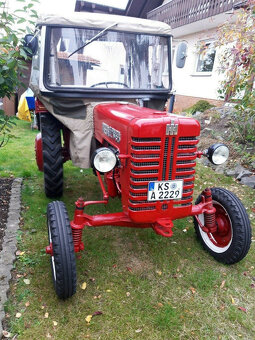 Veteránský traktor IHC D320 Farmall - 9