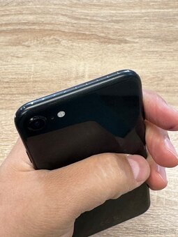 iPhone SE 2020 64GB (93% baterie) - 9