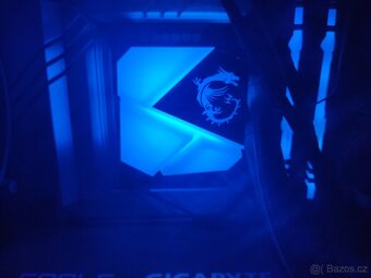 Kompletní balíček PC s monitory herním stolem i židlí - 9