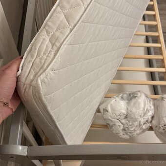 Dětská postýlka se vším příslušenstvím - 9