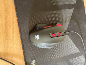 Monitor, klávesnice, myš a koberec - 9