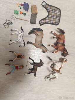 Schleich 42344 Stáj s koňmi a příslušenstvím - 9