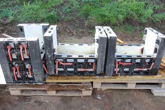 Prodám betonové patky, dlaždice, podložky a desky. - 9