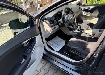 Volvo V40 1,6i pravidelný sevis Top stav benzín - 9