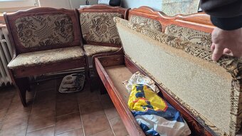 🔹 Jídelní rohový L kout + 2 dřevěné židle – super stav Po - 9