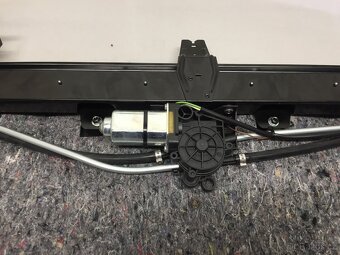 VW PASSAT CC 2008-2016 -ELEKTRICKÁ ROLETA ZADNÍHO SKLA - 9
