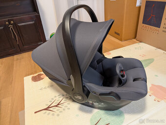 Dvě autosedačky vajíčko se základnami - 9