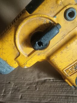 Bourací kladivo SDS Max. Značka DeWALT 1800 Watt - 9