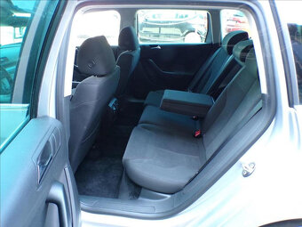 Volkswagen Passat 2,0 TDI DSG,XENON,TAŽNÉ,NAVI - 9
