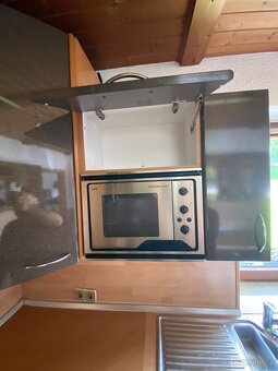 Moderní kuchyňská linka se spotřebiči - 9