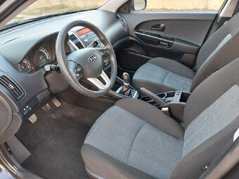 Kia Ceed Kombi 1.4 16V 77kW registrace 12/2011 Nová STK - 9
