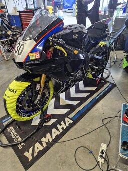 Yahama R1M 2015 okruhová - 9