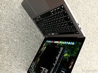 MacBook Pro 13 palců Apple M1 chip 16GB RAM 512 ssd - 9