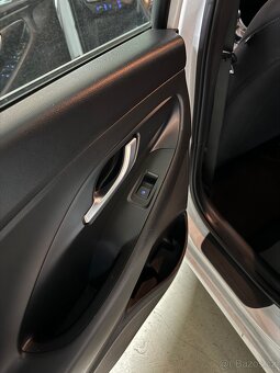 Prodám Hyundai i30 1.6 CRDi, automat, r.v. 2021, bílé barvy - 9
