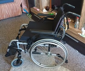 Invalidní vozík a chodítko - 9