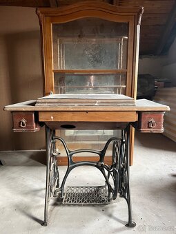 Starý šlapací šicí stroj – dekorativní litinový podstavec, k - 9