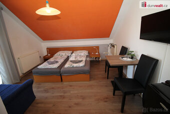 Zavedený hotel s restaurací přímo na sjezdu u dálnice u Cheb - 9