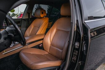 BMW Rad 7 730d čierna - 9