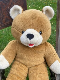 staré rádio stará plechovka starý medvídek židle rudl - 9