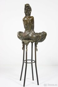 Bronzová socha mladé dámy na barové židli, 29cm - 9