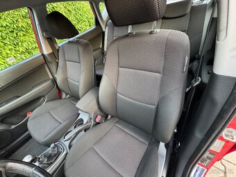 Hyundai i30 1,4 16V 80kW - klima - tažné zařízení. - 9