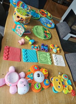 Různé interaktivní hračky - 9