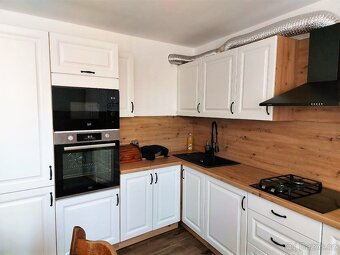 Vzorková matná kuchyňská sestava  270/310 cm + vysoká 6 - 9