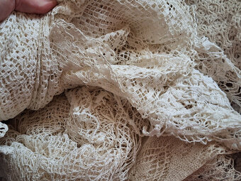 Starožitné ručně vyšívané a háčkované ubrusy,přehozy, dečky - 9