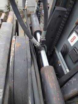 Rotační svěrací čelisti na VZV s bočním posuvem - 9