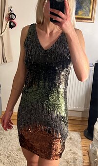 Mini šaty s barevnými flitry - 9