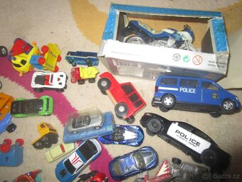 STARÉ HRAČKY-AUTÍČKA  ATD. - 9
