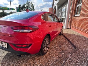 Hyundai i30 Fastback 1.0 T-GDI STYLE – r. 2018 - 9