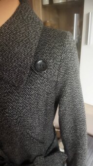 Prodám krásný šedo černý kabát s páskem - 9