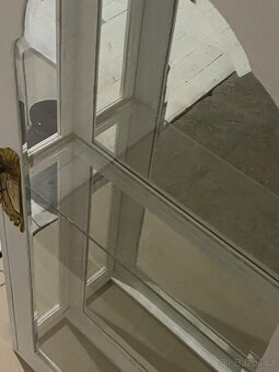 Umělecká závěsná vitrína s historickým fazetovým sklem - 9