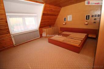 Krásný dvougenerační dům s garáží, rybníkem, velkou zahradou - 9