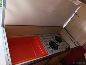 Obytný laminátový karavan - 9