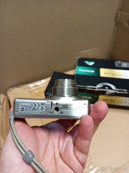 FUJIFILM. FINEPIX F100 fd - 9