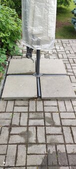 Slunečník + obal -+ 4 betonové desky - 9