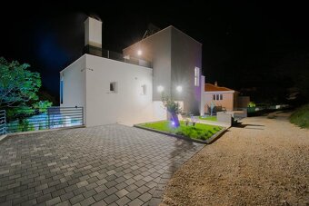 Luxusní vila s bazénem a výhledem na moře k prodeji u Makars - 9