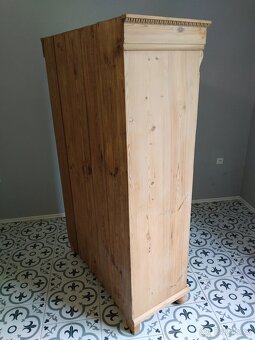 Stará, secesní skříň po renovaci, voskovaná - 9