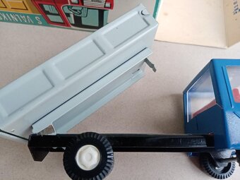 Igra- valník, plechové auto, stará hračka, 80.léta - 9
